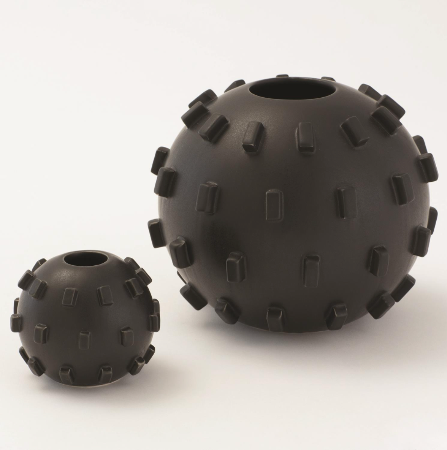 Small and large Thielo vase in matte black