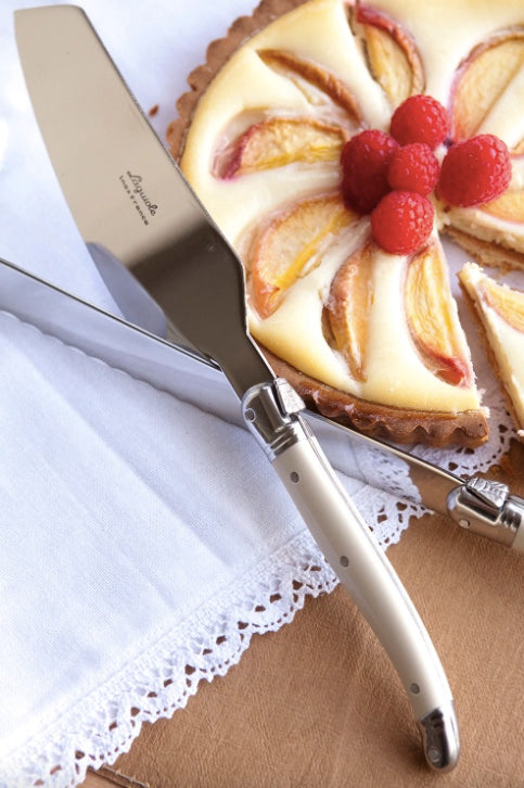 Laguiole cake serving set in action