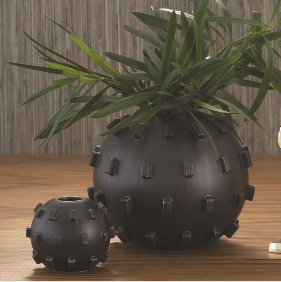 Thielo vase in matte black